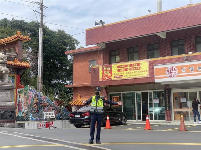 中和警将设置管制点，适时引导车辆上山，除避免壅塞保持顺畅外，也确保交通安全。（中和警分局提供）