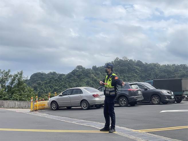 中和警将设置管制点，适时引导车辆上山，除避免壅塞保持顺畅外，也确保交通安全。（中和警分局提供）