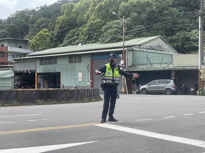 中和警将设置管制点，适时引导车辆上山，除避免壅塞保持顺畅外，也确保交通安全。（中和警分局提供）