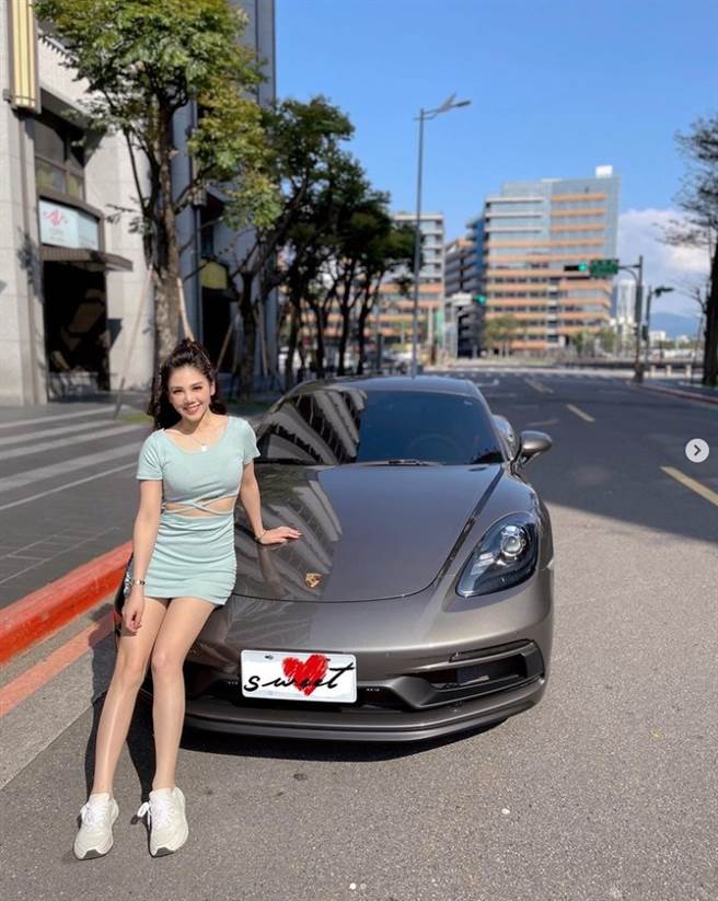 杨晨熙晒新买的保时捷。（图／IG@杨晨熙）