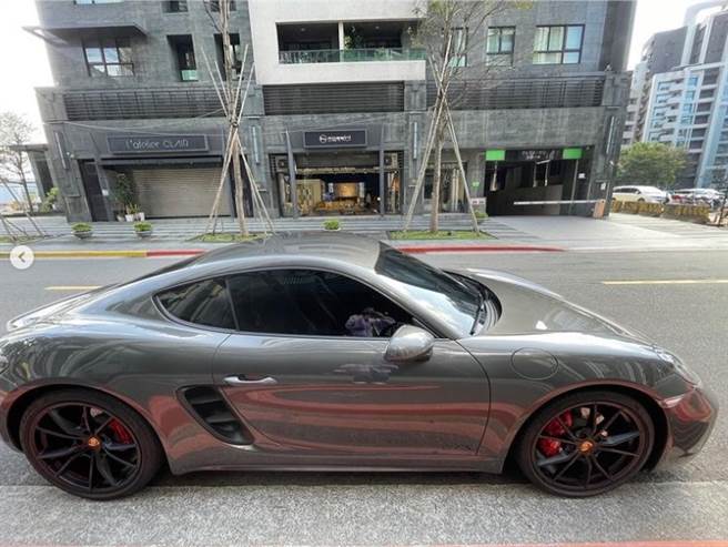 杨晨熙晒新买的保时捷。（图／IG@杨晨熙）