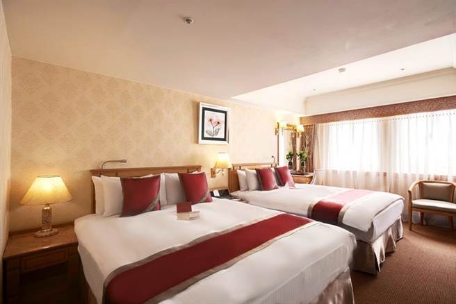 （周一至周四入住台北天成大饭店，可免费升等温馨家庭房，每晚2222元，四人同住每人平均只要556元。图／台北天成大饭店）
