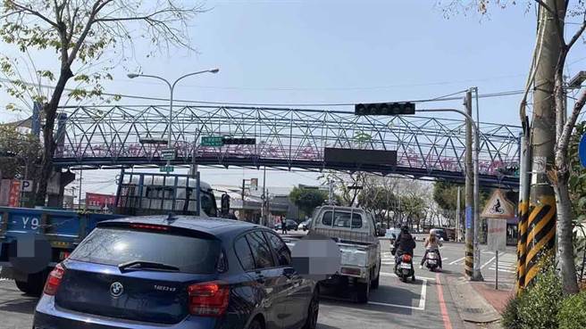 全台大停電，台中市部分地區的交通標誌一度停止運作。（陳淑芬攝）