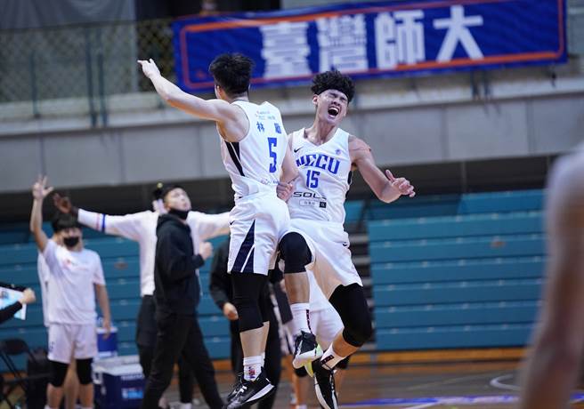 政大張鎮衙（右）和隊友慶祝。（大專體總提供）