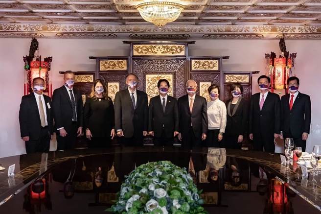 有關蓬佩奧來台充當投資掮客的傳聞，蔡政府雖嚴詞否認，但國發會主委龔明鑫確實與蓬佩奧見面會商，且已證實：去年7、8月間，外交部確曾函轉美方投資資訊，請國發會進行方案評估。圖為賴清德宴請蓬佩奧，張忠謀、殷琪作陪。（取自賴清德臉書）