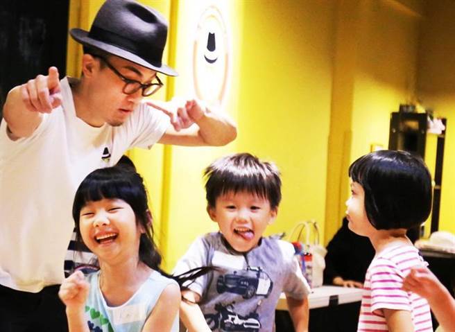 （台北國泰萬怡酒店推出「MJ童趣饗樂季」，Mr.Sun劇團周六下午有美語戲劇體驗。圖／台北國泰萬怡酒店）