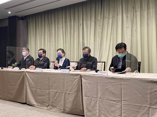 经济部长王美花(中)3日晚间召开记者说明会。图／邱琮皓