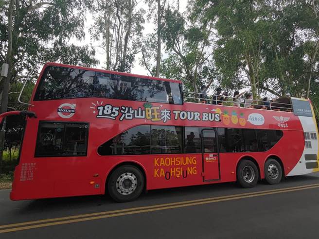 屏县府为推广沿山公路观光，特别推出「185沿山旺来双层巴士」，游客即日起至5月间只要逢假日都能搭乘敞篷双层观光巴士游185县道。（谢佳潾摄）
