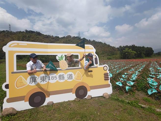 屏县府为推广沿山公路观光，特别推出「185沿山旺来双层巴士」，游客即日起至5月间只要逢假日都能搭乘敞篷双层观光巴士游185县道。（谢佳潾摄）