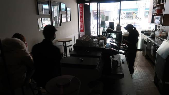 受到大停电影响，餐厅内顾客只能摸黑用餐结帐。(图／王英豪摄)