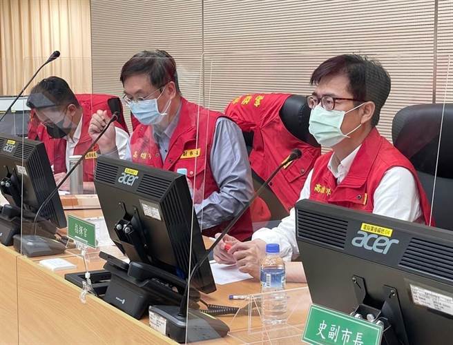 高雄市长陈其迈今早坐镇灾害应变中心。（柯宗纬翻摄）