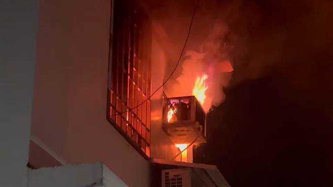 台东市丰荣路1处民宅3日晚间10点多发生住宅火警。（读者提供／蔡旻妤台东传真）
