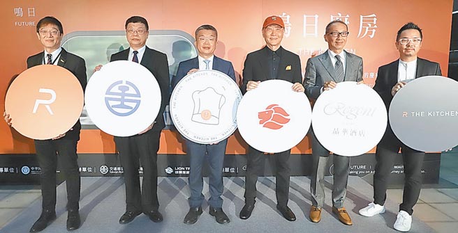 晶華酒店董事長潘思亮（右二）表示，商務鬆綁效益2023年才會顯現。左起為觀光局副局長林信任、臺灣鐵路管理局局長杜微、立法院副院長蔡其昌，以及雄獅旅遊董事長王文傑。圖／雄獅旅遊