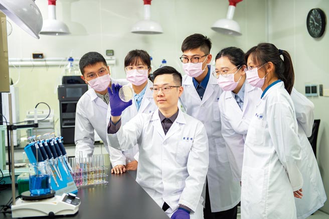 元樟生技研发团队持续改良敷料的物理结构，目标能在糖尿病之外，扩大满足褥疮、癌症等慢性伤口照护需求。图／业者提供