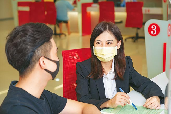 長壽風險的威脅逐漸擴大，中國人壽建議，提早透過保險，打造退休後的小金庫，是防範退休準備不足的好策略之一。圖／中壽提供