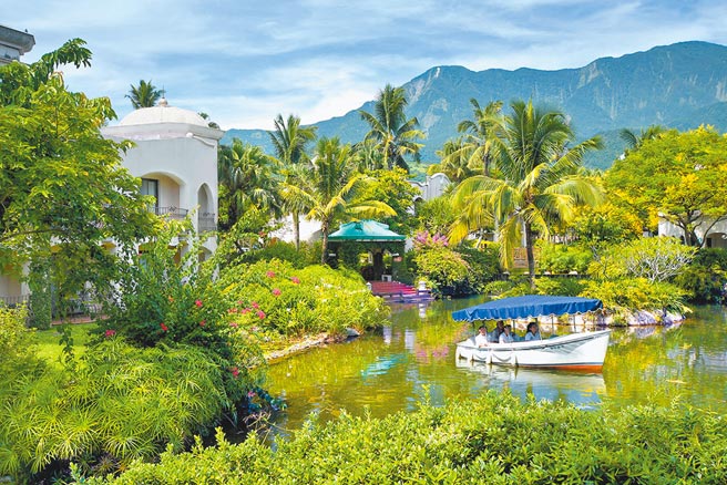 理想大地应许运河游艇环湖2.2公里，採环保电动游艇能降低CO2排放，落实绿色设计及生态保育。图／理想大地提供