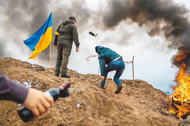 俄乌战事延烧，为保卫自己的国家、自己的城市，乌克兰不少平民开始训练投掷汽油弹。（路透）