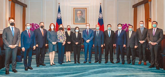 蔡英文总统接见由美国前参谋首长联席会议主席穆伦(Michael Glenn Mullen)所率领的「跨党派资深代表团」。（总统府提供）