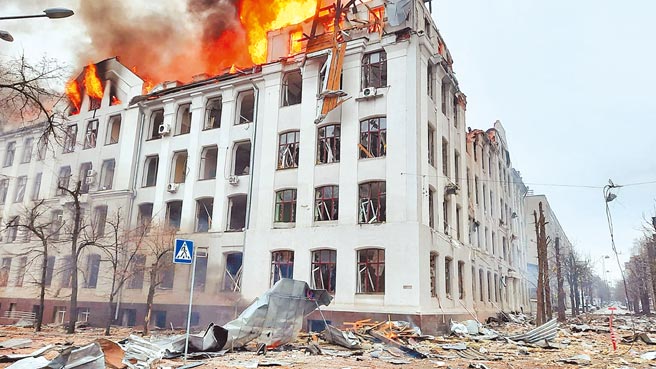 俄军2日对乌克兰第二大城哈尔科夫展开攻击，飞弹射中国立大学建筑物，引发大火。（路透）