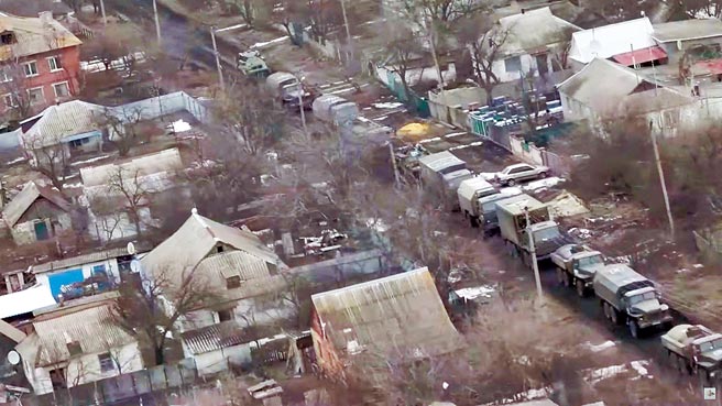 俄罗斯陆军航空直升机在入侵乌克兰期间护送俄罗斯武装部队部队时的视图。（路透）