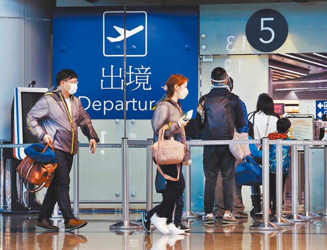 衛福部長陳時中表示，7月後歐美大解封的可能性高，但國內還無法承受如此高的風險，因此台灣解封步調將不與世界同步、會比較慢。圖為在桃機第二航廈的出境大廳內，出國旅客準備通關出境。（本報資料照片）