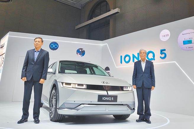 三陽工業兼南陽實業董事長吳清源（右）與南陽實業總經理徐伯達（左）發表HYUNDAI純電動車IONIQ5。（黃琮淵攝）