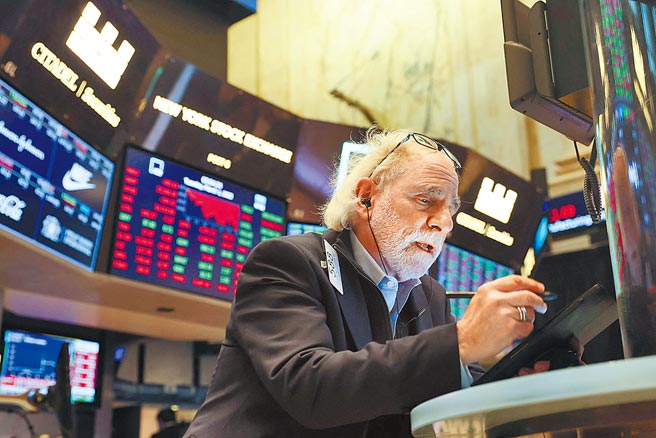 俄乌大战，双方高层会谈周一晚间结束，没有达成任何协议，拖累美股周二走弱，台股昨日开低震盪，国际原物料涨价声浪下，钢铁、塑化、食品撑盘，终场小跌30点。图为交易员在美国纽约证券交易所工作。（路透）