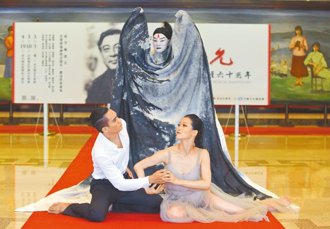 新象藝術主辦的「許博允創作生涯60周年」樂展，本月3、4日台北國家音樂廳與10日高雄衛武營巡演，由吳采璘（前排右）、絲釋民（前排左）與吳興國（後排中）的舞蹈，演出《心》與《寒食》。（張鎧乙攝）