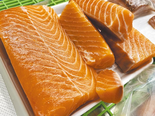 挪威进口鲑鱼因为产地气候条件佳，油花丰富，属品质较佳的生鱼片食材。（冯惠宜摄）