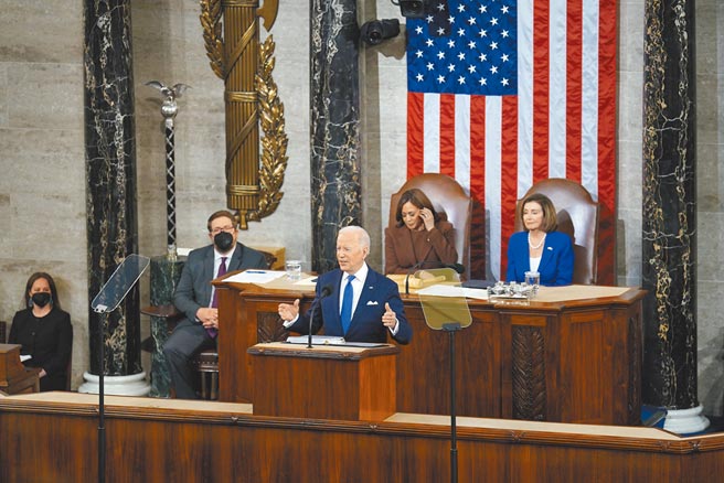 美国总统拜登昨日发表其上任后首场国情咨文。拜登表示，美国将藉由一系列基建计画、「买美国货」行动及相关创新法案等实际作为，来重建更好的美国，以应对中国的竞争。（新华社）