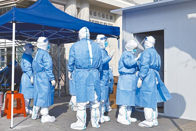 3月2日，上海市普陀區西部名都花園小區，醫護人員正在做好個人防護，準備進入小區為居民進行核酸檢測採樣。（中新社）