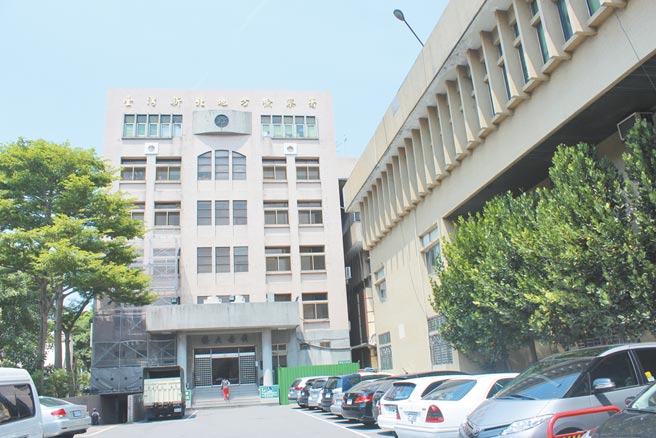 台北市中山分局勤务中心的王姓警员涉勾结黑帮暴力讨债，新北地检署2日发动搜索，并拘提王员到案。（陈慰慈摄）