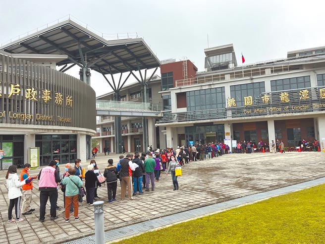 桃园军方噪音补助申请，民眾大排长龙苦候申办。（徐玉树提供／吕筱蝉桃园传真）