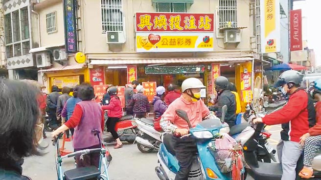 苗栗县公馆乡「兴焕投注站」继大年初一开出2.15亿元的大乐透头彩后，１日又开出1.7亿元头彩，昨日吸引许多彩迷买彩券沾喜气。（读者提供／李京升苗栗传真）