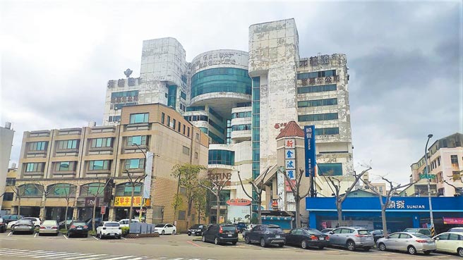 苗栗县政府工商发展处将苗栗市财星大楼等6栋30年以上老旧建筑列管，并稽查大楼公安，近期也举行都更说明会，盼维护大楼公共安全。（李京升摄）
