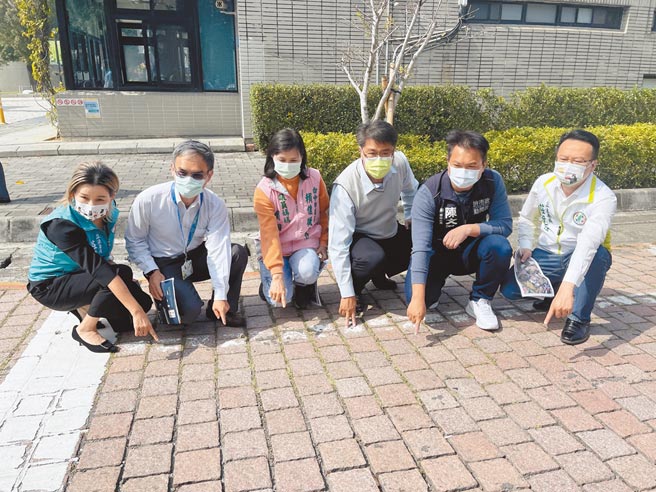 綠營立委莊競程（右）接獲陳情，藍營市議員陳文政（右二）希望「地震路」路面早日改善。（讀者提供／張妍溱台中傳真）