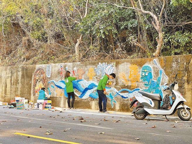台湾咾咕屿协会利用千余个海废在环岛公路打造「拉美岛事件」图腾艺术墙，盼藉人文视角将游客带往陆域，减轻海域乘载压力。（谢佳潾摄）