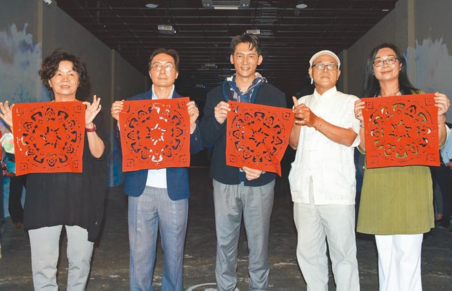 屏東客家子弟温昇豪（中）親訪屏菸客家館，與屏東縣副縣長吳麗雪（左）一同體驗剪紙藝術。（林和生攝）