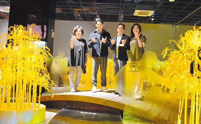 藝人温昇豪（左二）親訪屏菸1936文化基地內的「屏東客家館」，並引領現場民眾感受客家魅力。（林和生攝）