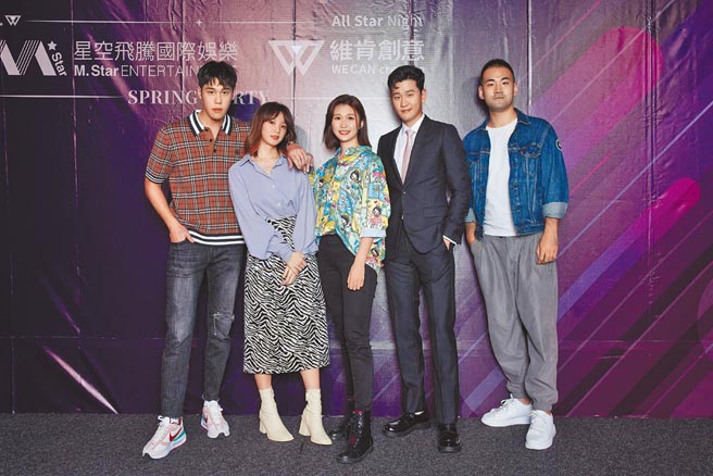 林颉（右起）、周兴哲、吴宥安、郑心慈、周予天日前一同出席公司春酒活动，慰劳全体员工。（星空飞腾提供）