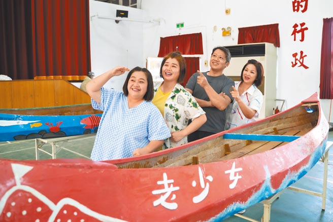 鍾欣凌（左起）、嚴藝文、楊貴媚向大沐老師（右二）學習親手製造獨木舟。（桂田文化藝術基金會提供）