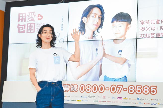 林宥嘉昨出席公益代言活动，开心跟现场小朋友们互动。（陈俊吉摄）