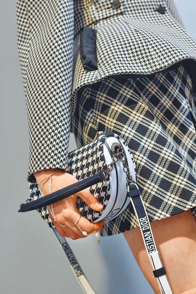 本季包款推出全新面貌，相信又會引起一波討論。（DIOR提供）