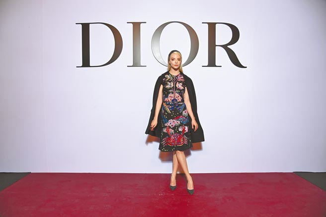 安雅泰勒喬伊以彩色刺繡裙搭配黑色大衣出席DIOR 2022秋冬女裝系列秀場。（DIOR提供）