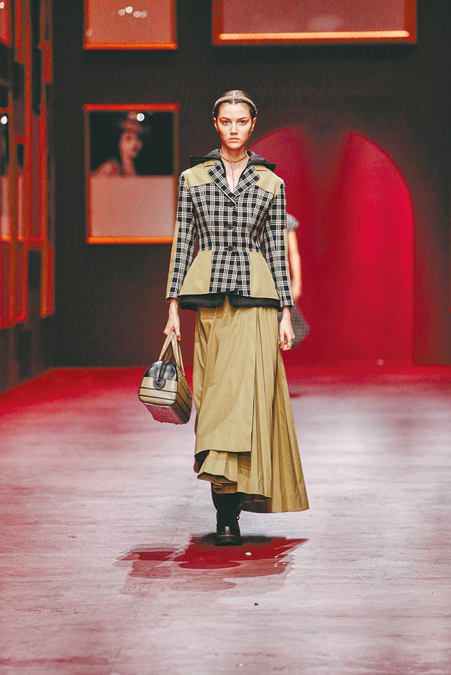 DIOR 2022秋冬女裝以女性肖像畫汲取靈感製成大型裝置藝術The Next Era。（DIOR提供）