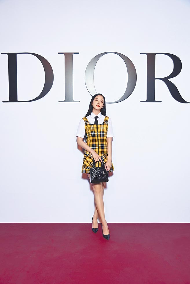 BLACKPINK成員Jisoo以黃色格紋裙裝，搭配Lady Dior手袋，化身青春洋溢的學生妹。（DIOR提供）