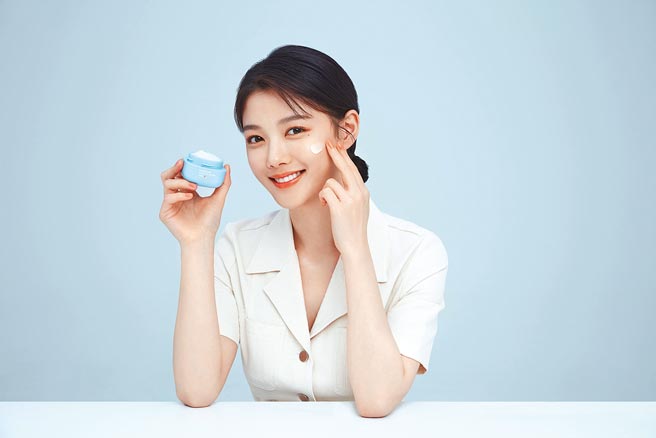 兰芝代言人金裕贞拍摄水酷修护保溼系列形象大片。（兰芝提供）