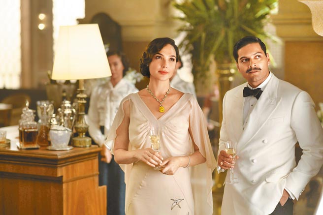 TIFFANY的Tiffany Diamond传奇黄钻跃上大银幕，盖儿加朵在电影《尼罗河谋杀案》中佩戴它密集曝光。（TIFFANY提供）