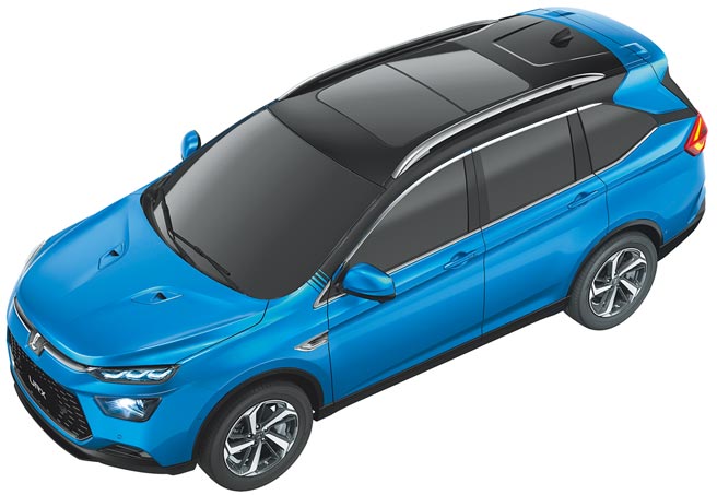 LUXGEN URX全景乐活版全面搭载「全景天窗」，早鸟优惠再升级「欧风双彩车色」。（纳智捷提供）