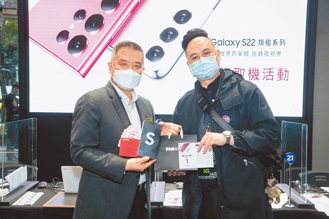 台湾三星电子行动与资讯事业部副总经理陈启蒙（左）昨与抢得头香的许先生合影。（三星提供）